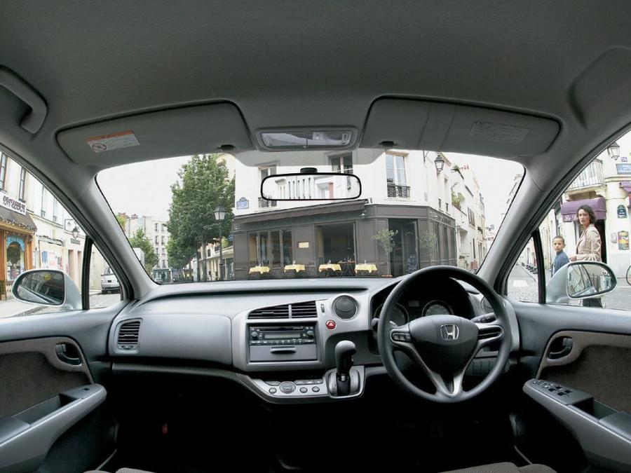  Honda Stream 2006 года  (фото 6 из 7)
